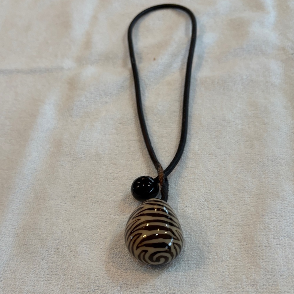 Elegant Black and Brown Pendant Necklace